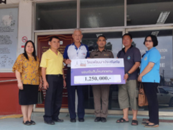 มอบสินไหมฯ 1,250,000 สามีภรรยารถตกคูน้ำ จ.เชียงราย